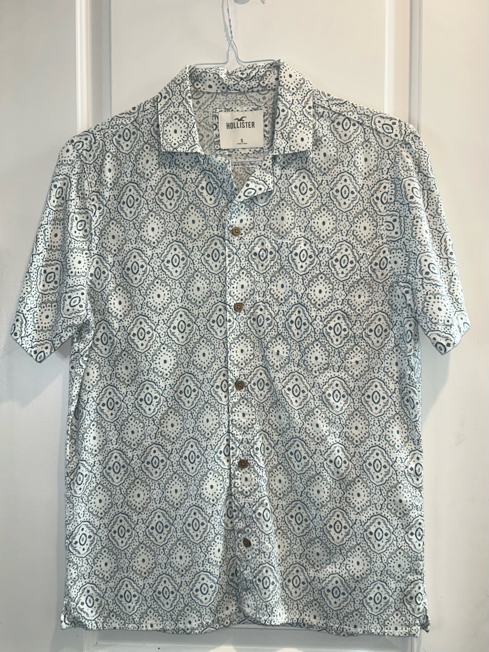 Hollister Men's White Short-Sleeve Button-Down with Navy Geometric Print